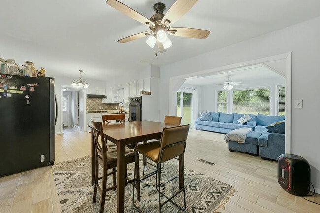 Building Photo - Room in House on Rollingwood Ct SE