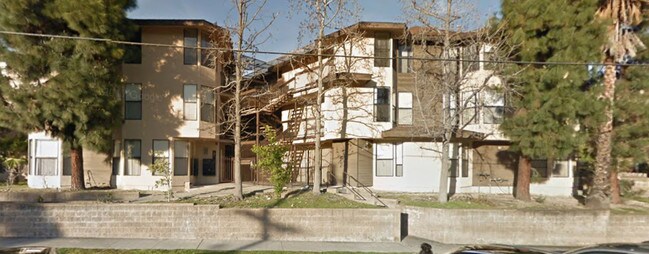 Building Photo - 2935 Montrose Ave