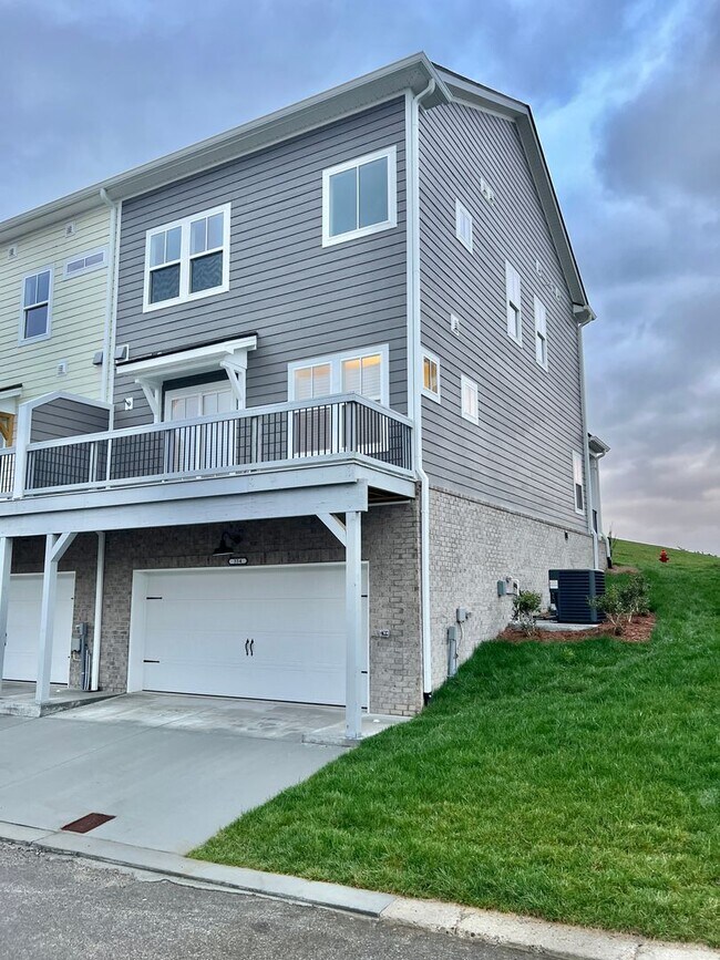 Foto del edificio - Like New 3 Bed, 4 Bath Townhome w/ 2 Car Garage