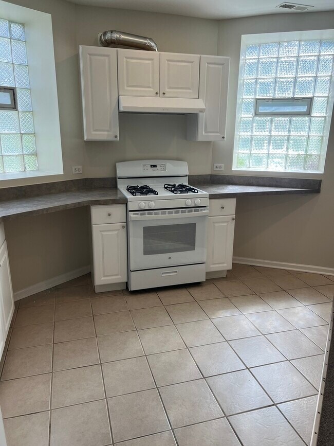 Foto del edificio - 4822 W Berteau Ave