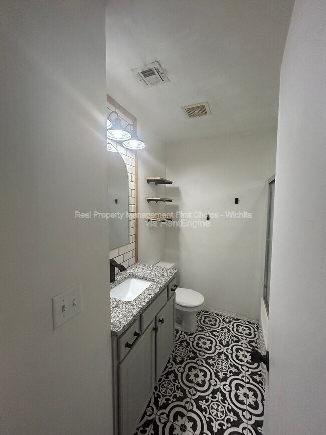 Building Photo - 200 S Lamar Ave