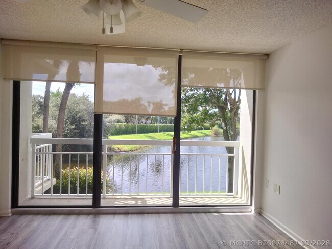 Foto del edificio - 2401 Village Blvd