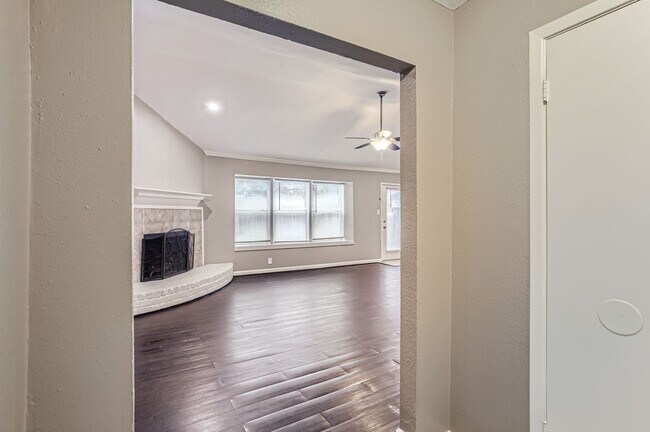 Building Photo - 5607 Circlegate Dr