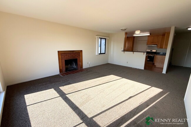 Foto del edificio - Bright Multi-Level 4BR Home with Two Primary Bedrooms