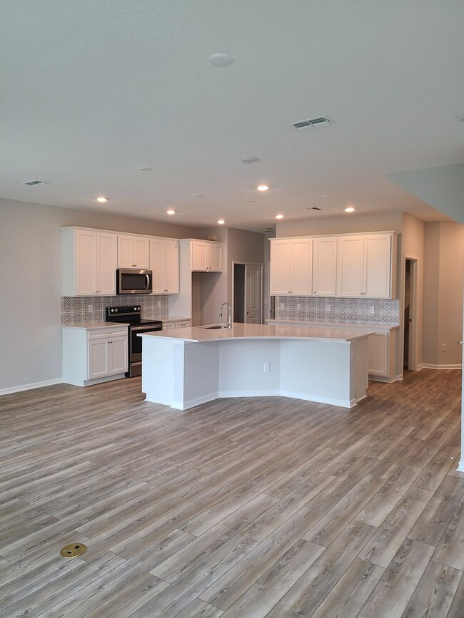 Building Photo - Luxury 3-bedroom, 2.5 bathroom townhome wi...