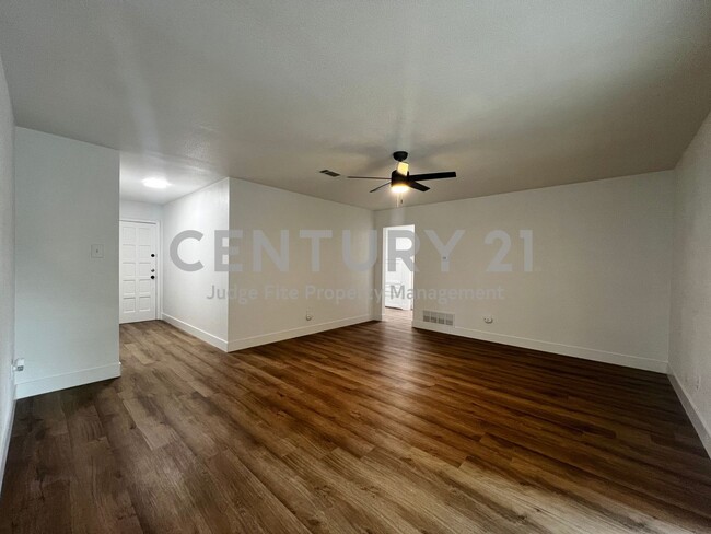 Foto del edificio - COMPLETELY UPDATED 4/2/2 in North Richland...