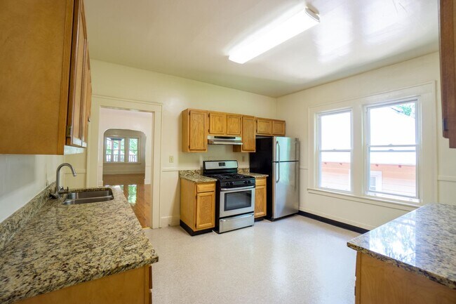 Building Photo - Bright 4 Bedroom Flat With Off Street Park...