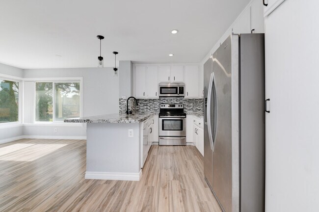 Building Photo - 6767 Friars Rd