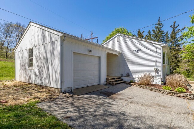 Building Photo - Renovated Ranch 3 BR/1BA/1 car garage w Fu...