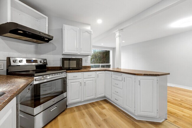 Photo du bâtiment - 3 Bed 1 Bath - 238 Notre Dame de Lile - 1 Month Free!