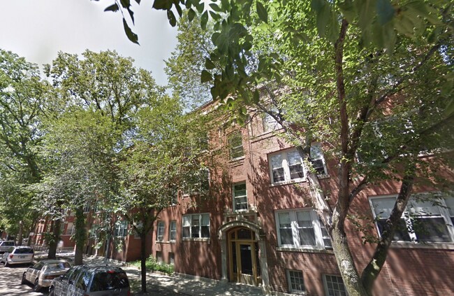 Foto del edificio - Large 3-bed/1-bath Apartment in the Heart of Rogers Park!