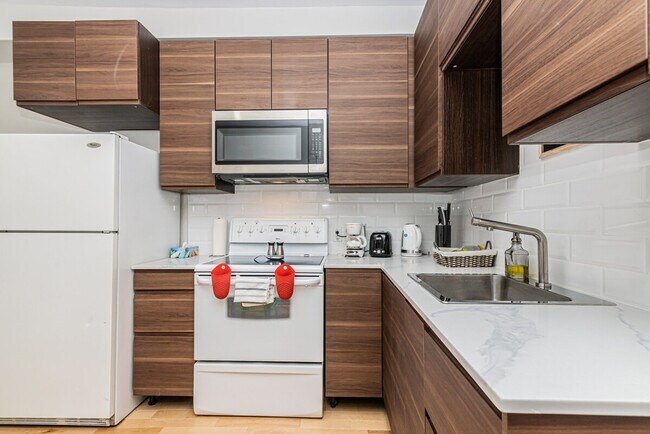 Building Photo - 937 Rue Sainte-Marguerite