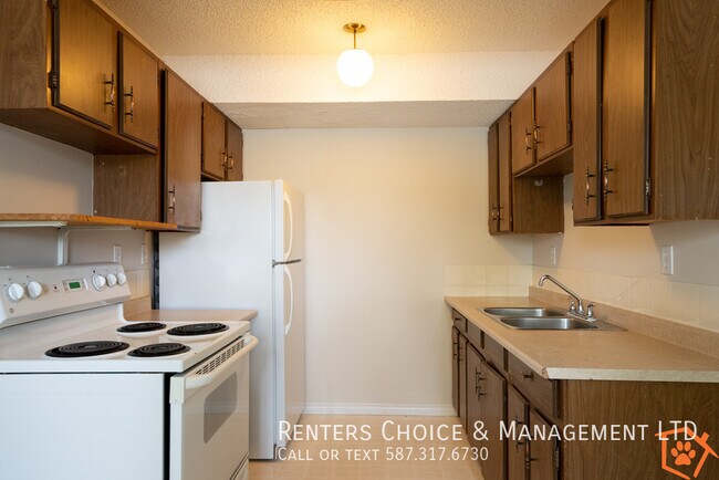 Photo du bâtiment - Townhouse featuring Extra Storage, Assigned Parking & Condo Amenities