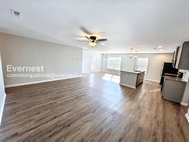 Foto del edificio - 4 Bed, 2 Bath Home with Fenced Yard & Garage / Pet-Friendly / Coming Soon!