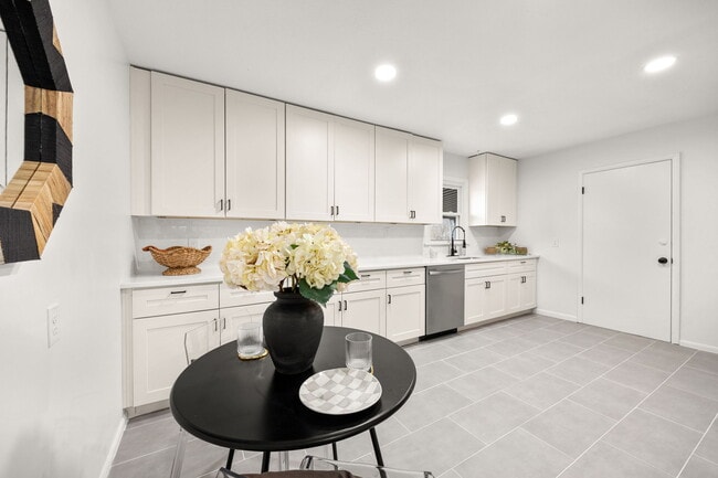 Building Photo - 709 SW 7 St