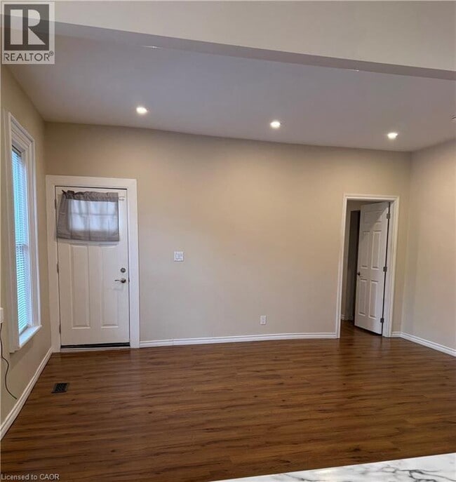 Building Photo - 181 Sydenham St