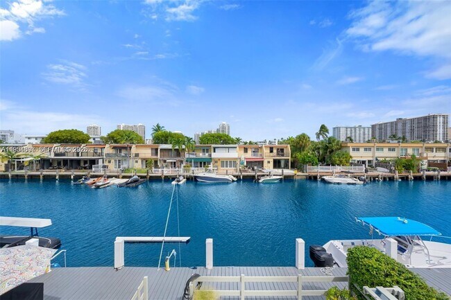 Foto del edificio - 3807 NE 166th St