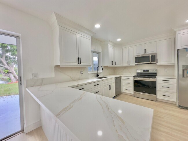 Foto del edificio - 6811 NW 32nd Ave