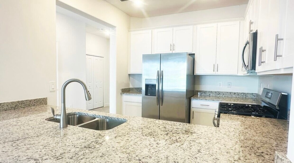 Foto principal - 15143 Sunny Day Dr