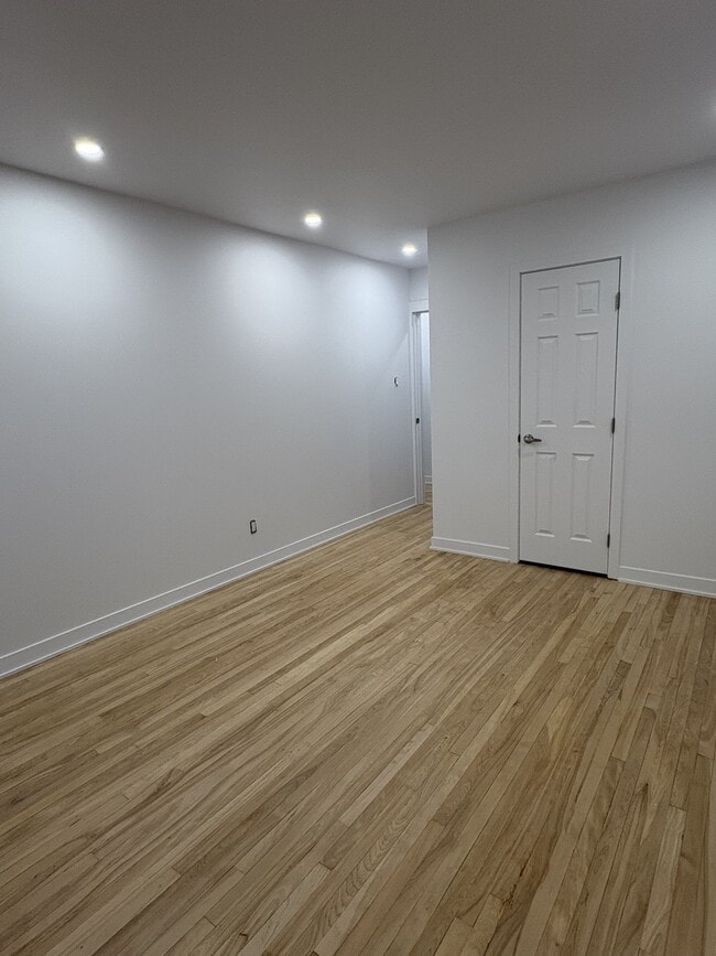 Building Photo - 5805 Côte Saint Luc Rd