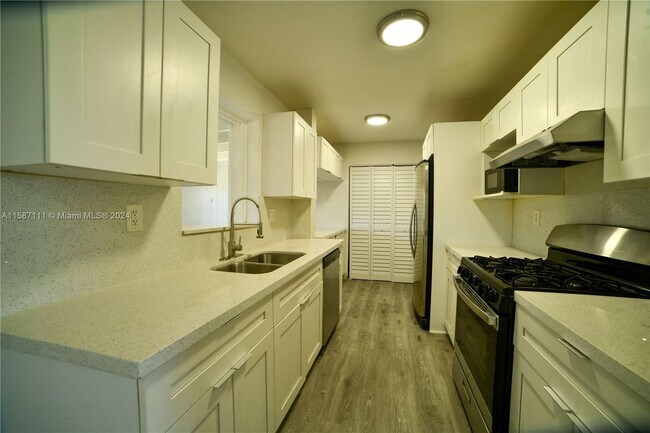 Building Photo - 9830 SW 80th Dr
