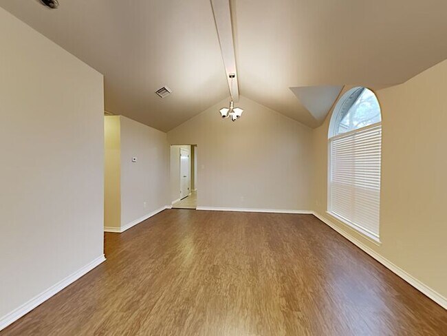 Building Photo - Holiday Special! No Application Fee + 1 Mo...