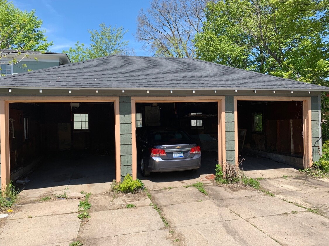 Building Photo - 616 W Cedar St