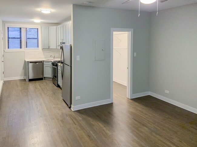 Building Photo - 627 W Melrose St