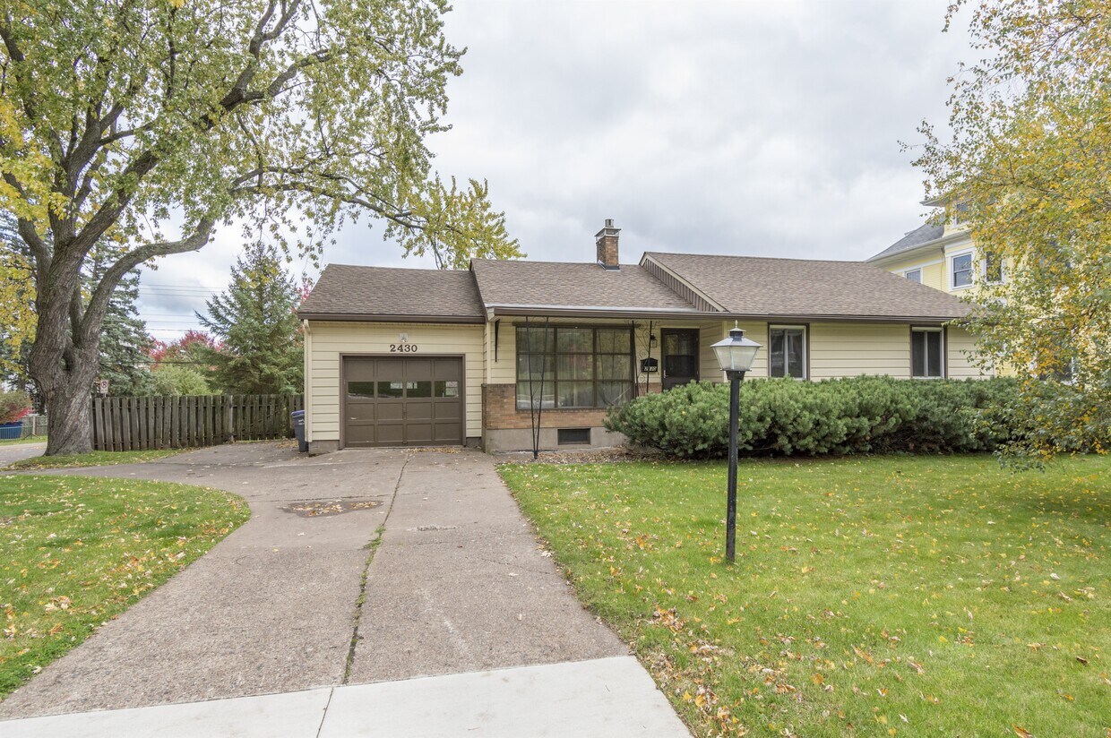 Foto principal - 2430 E 4th St