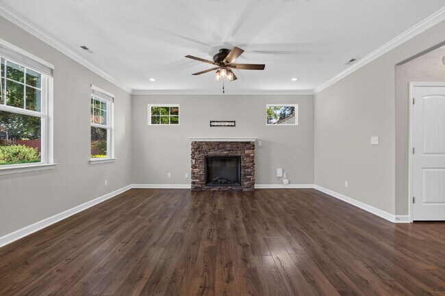Foto del edificio - "Spacious 5-Bed featuring TWO PRIMARY SUITES with a beautiful backyard oasis in Norfolk!"