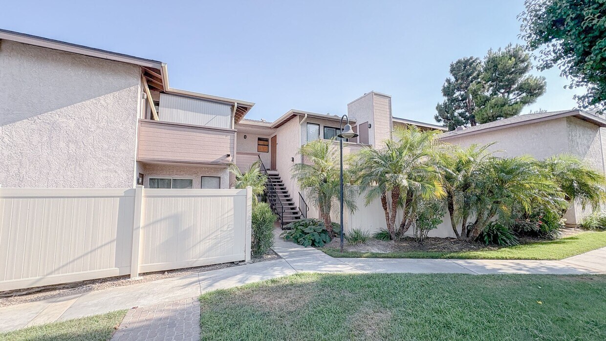 Foto principal - Low rent! Fully Renovated 2BR Condo Gated ...