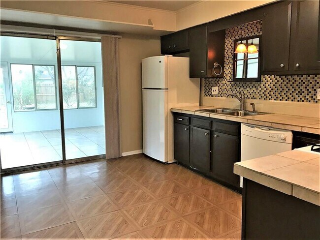 Building Photo - 1304 W Sunset Dr