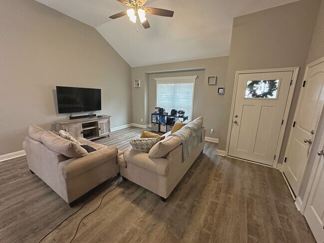 Building Photo - Charming 3-Bedroom Home Near Moody AFB with Modern Amenities and Fenced Backyard