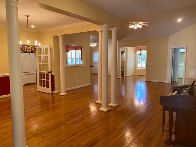 Building Photo - 606 Trillium Ct