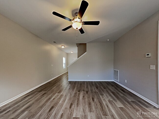 Building Photo - 15 Oakbrook Dr