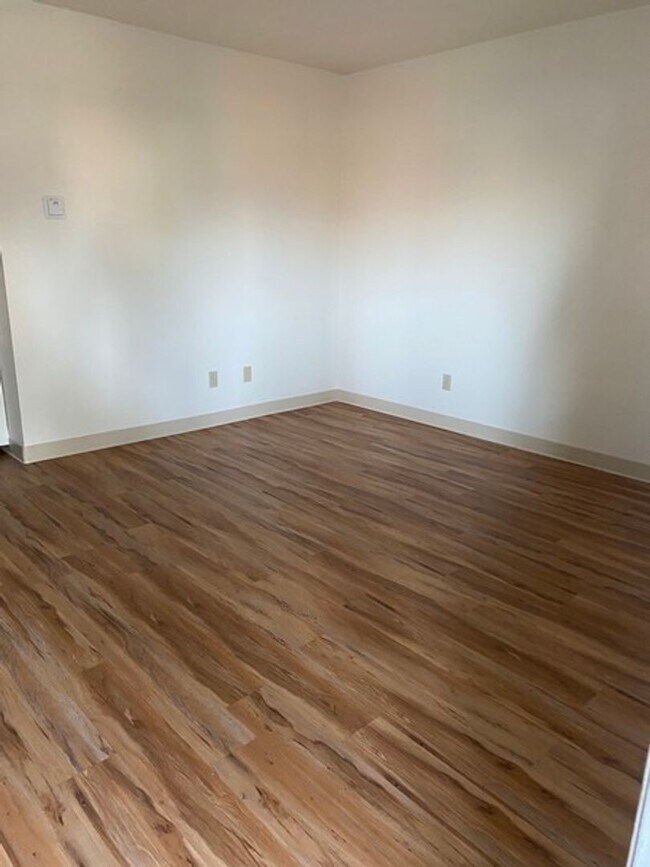 Foto del edificio - 1025 W Boone St