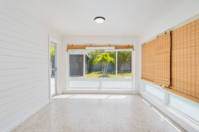 Building Photo - Cute Beachside Home in Daytona Beach Shores