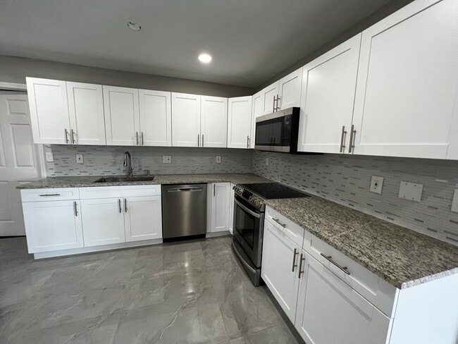 Building Photo - 380 SW Grimaldo Terrace
