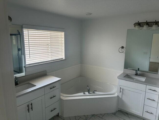 Foto del edificio - Beautiful town home for rent.