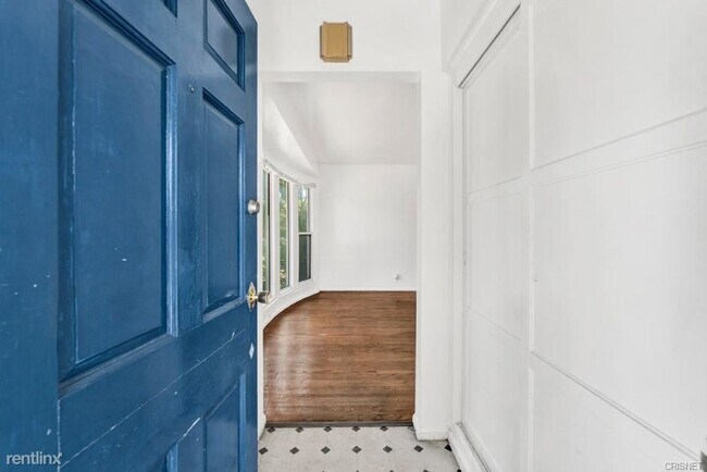 Building Photo - 5 br, 3 bath House - 6612 Saloma Ave