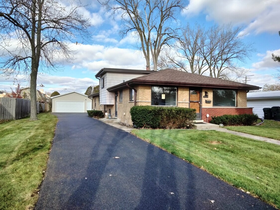Primary Photo - 4626 Larch Ave