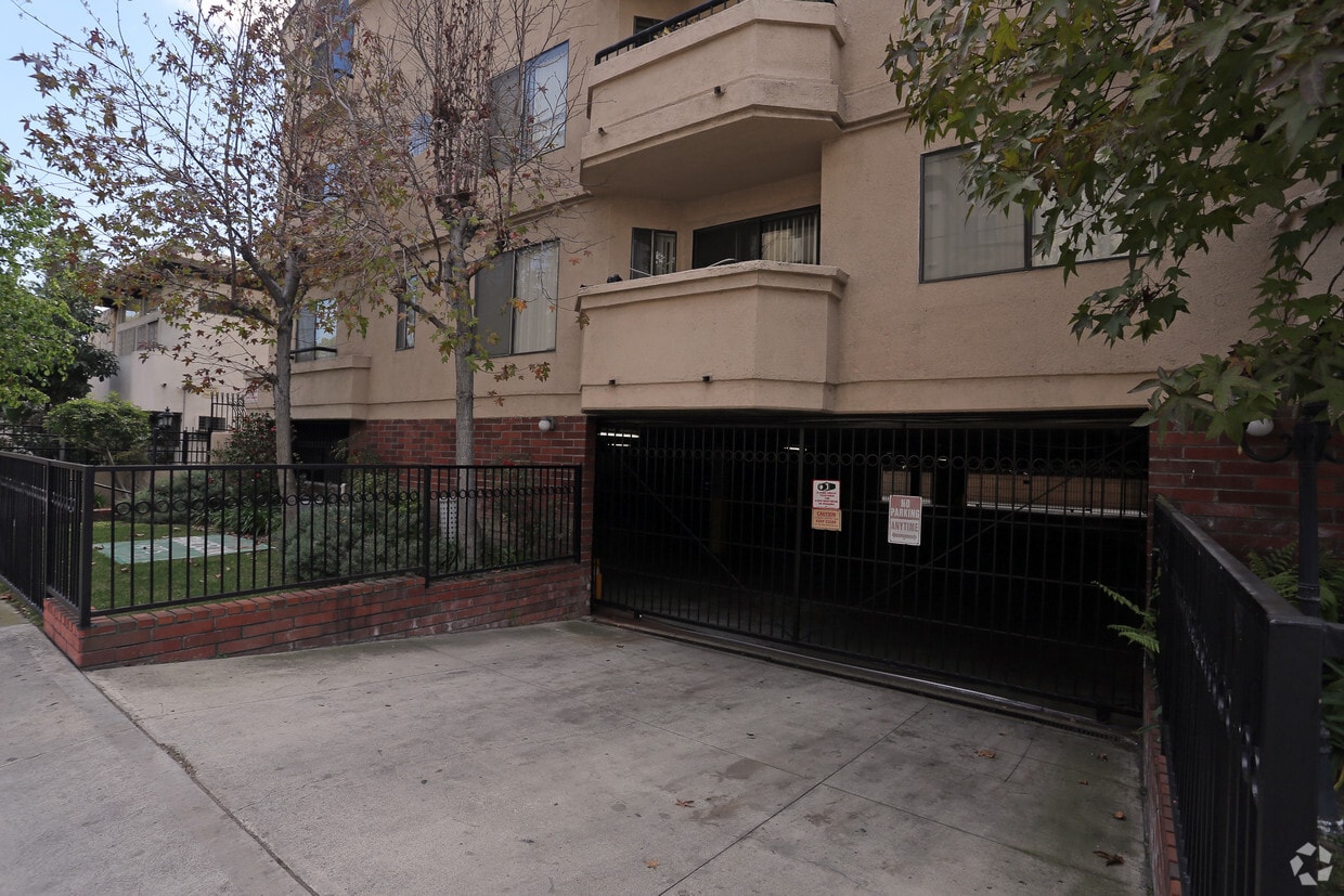 Building Photo - Francis Apartments