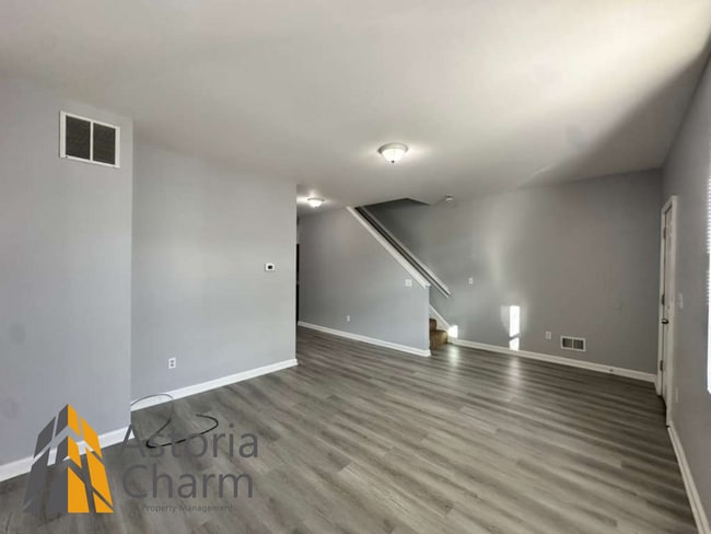 Building Photo - 3 Bedroom and a Den Home with Fenced Yard and Eat In Kitchen on Linnard Street