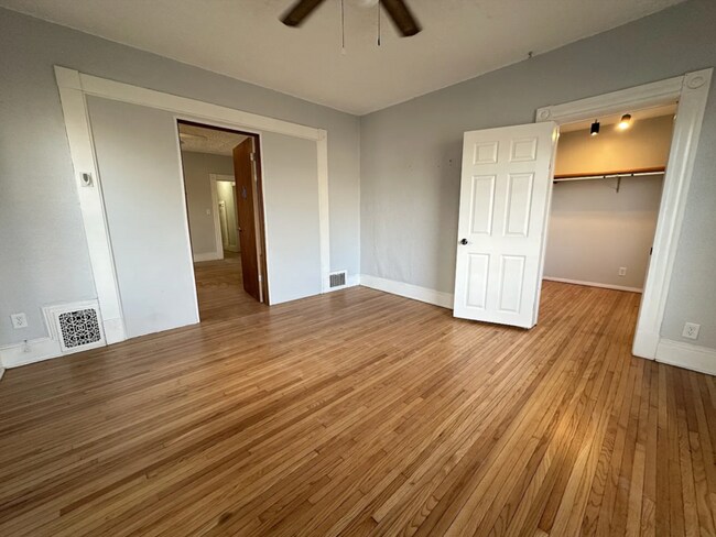 Foto del edificio - 1613 E State St