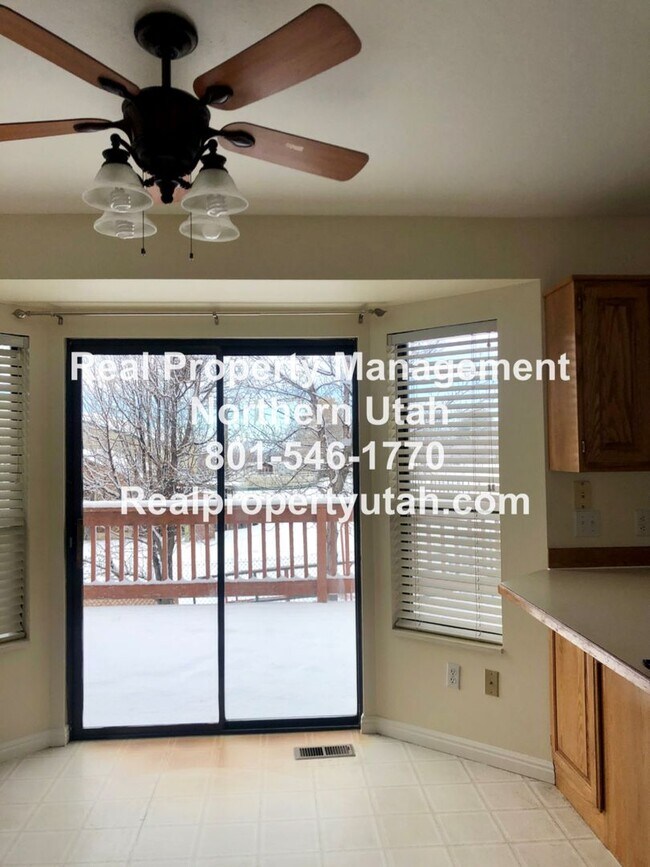 Foto del edificio - 4 Bedroom 2.5 Bathroom House In Layton Available!