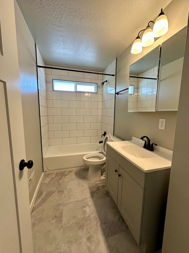Foto del edificio - Move-in ready! Upgraded 2 Bedroom Condo