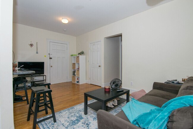 Building Photo - Great BU 4 bed available 9/1 No Fee