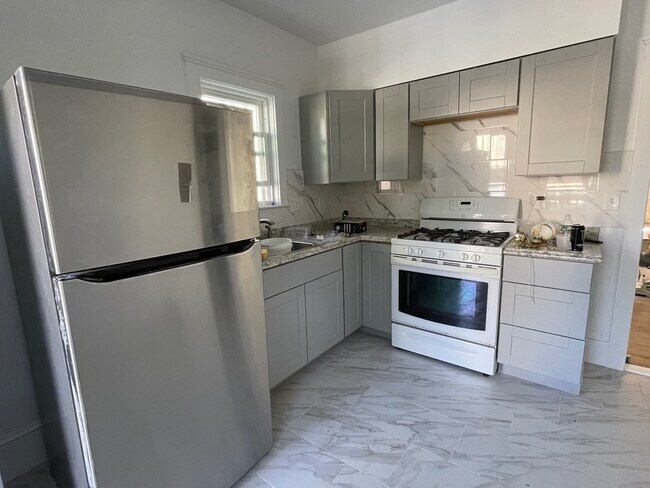 Building Photo - 42 Tyler St