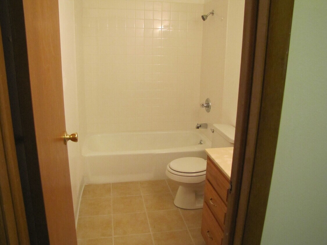 5 Williamsburg Ct Unit C, Pekin, IL 61554 Apartments in Pekin, IL