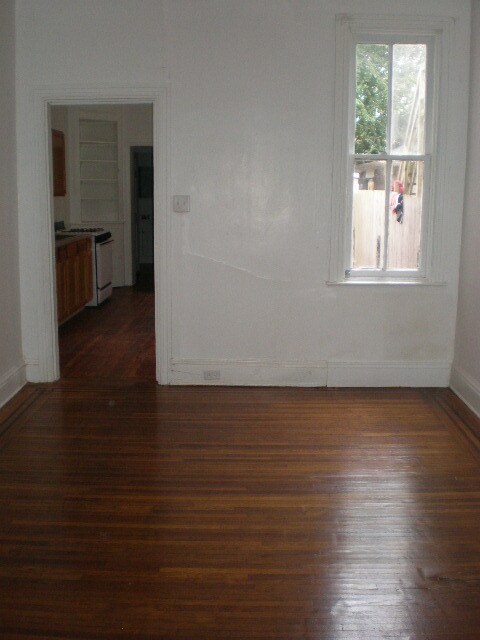 Foto del edificio - 1st Floor Apartment-Parking West End of Yo...